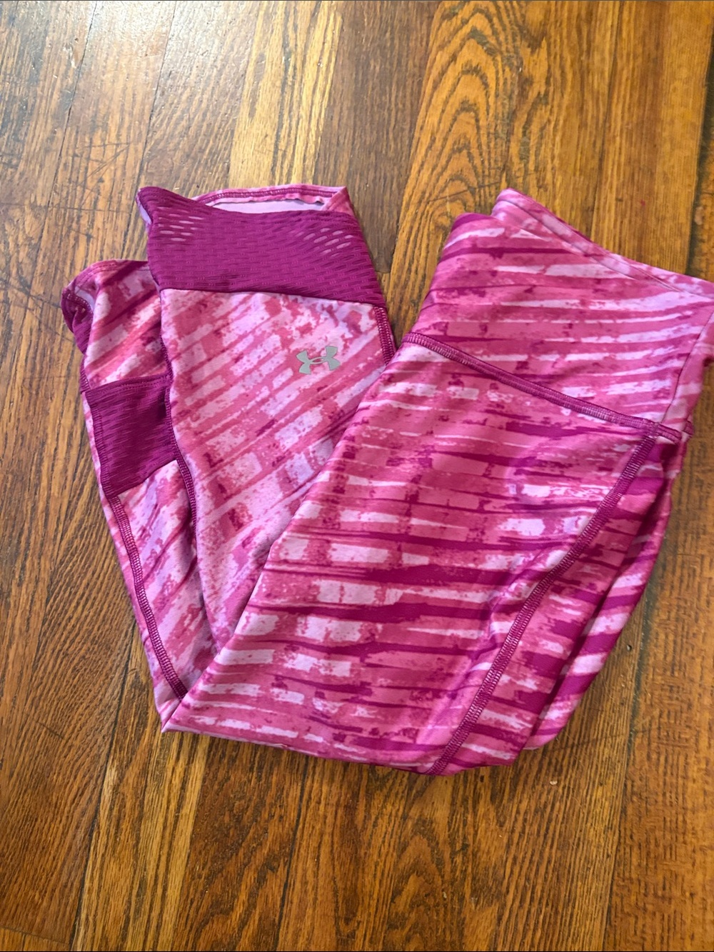 🎉Like New! Under Armour Pink Patterned Performance Cropped Leggings!